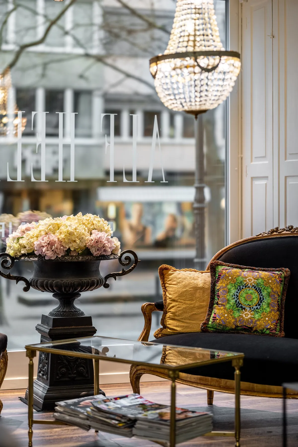 Lounge mit Kristallleuchter